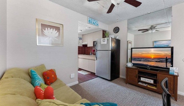 1 BR, 1 Bath Condo w/a Gorgeous Pool & Sundeck!