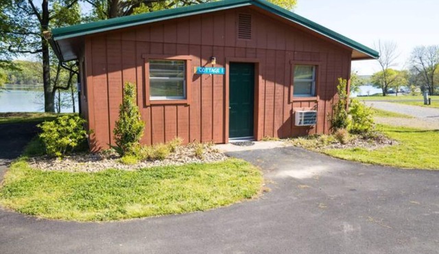 1 BR 1 Bath Lakeside Cottage Retreat