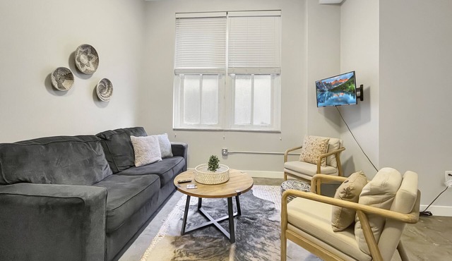 1 BR - 8 min walk to Court Ave District Downtown