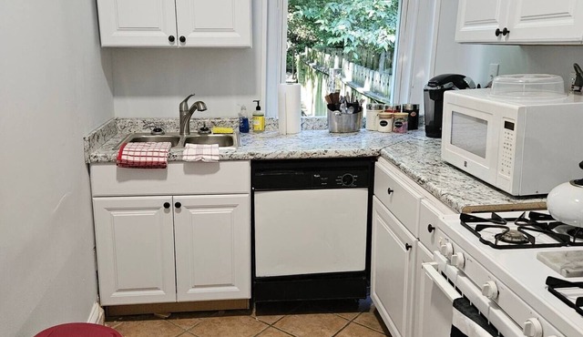 1 BR Apartment Sleeps 4 Near UC and Downtownnn