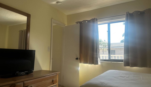 1 BR Apartment- Steps from the beach!