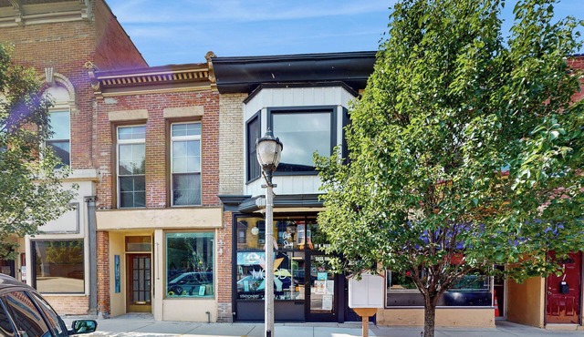 1 BR Apartment w/Full Kitchen & Great Location