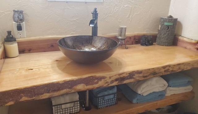 1 BR apt nestled by the Rocky Mountains