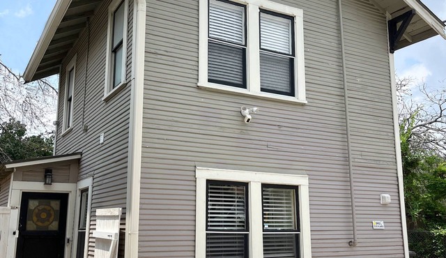1 BR back house w/chef's kitchen near downtown