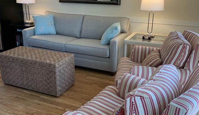 1 BR CONDO ACROSS ST FROM BEACH. 7 NIGHT MINIMUM JUNE 1 TO AUGUST 31