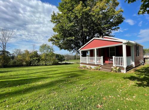 1 Br Cottage Convenient Location