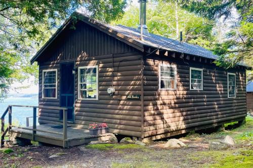1 BR Cozy Log Cabin with Deck and Picnic Table