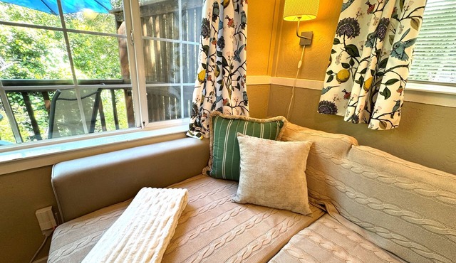 1 BR creek cottage for longer visits w washer/dryer