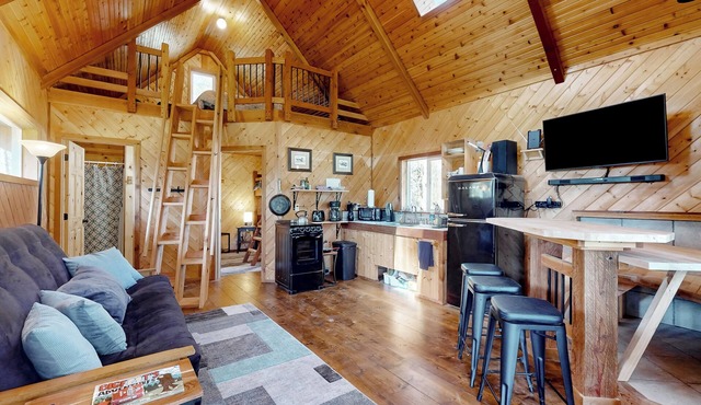 1 BR Dog-Friendly Home w/Fire Pit, Near Creek