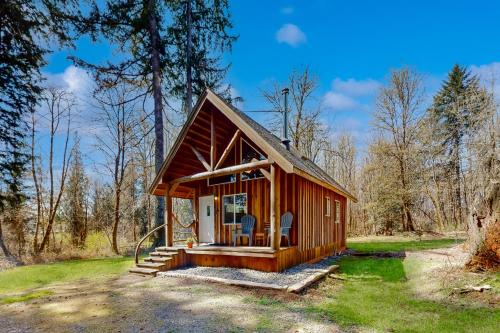 1 BR Dog-Friendly Home with Fire Pit, Near Creek