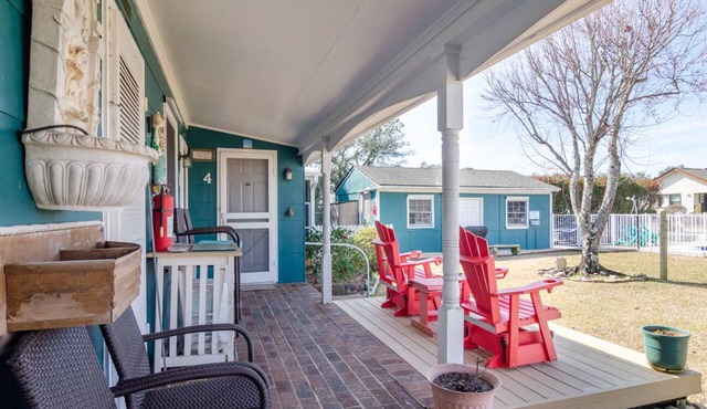 1 BR Efficiency in Private Historic Motel w pool!