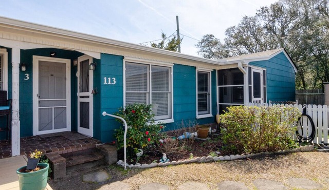 1 BR Efficiency in Private Historic Motel w pool!