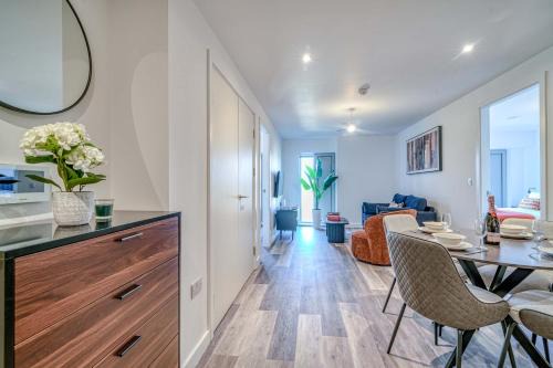 1-BR Flat in Eccles - 1 Minute Walk to Train & Tram Station - Sleeps 3