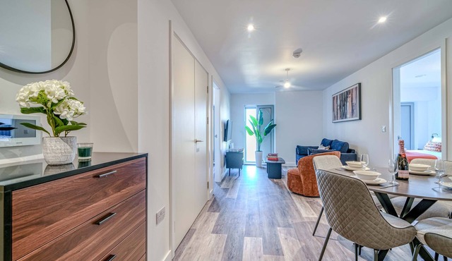 1-BR Flat in Eccles | 1 Minute Walk to Train & Tram Station | Sleeps 3