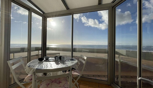 1-BR Apartment with Garage, 50m from the Beach, Saint-Gilles-Croix-de-Vie