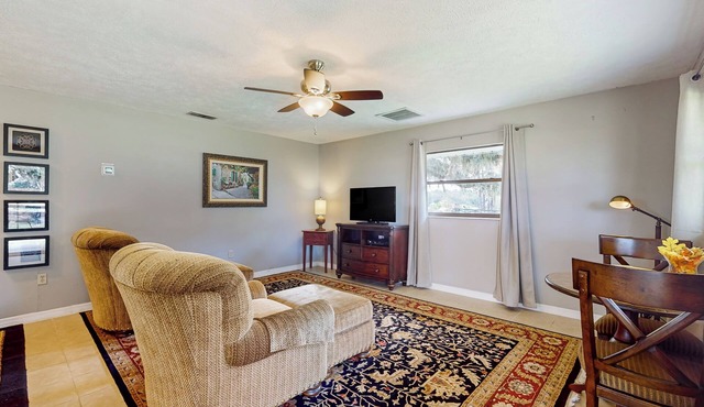 1 BR Guesthouse w/Full Kitchen & Lake View