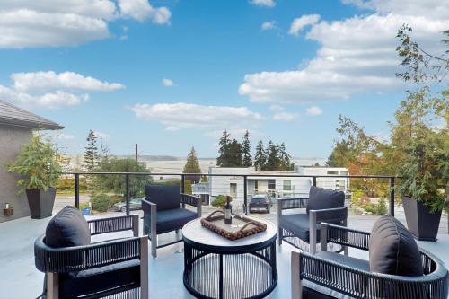 1 BR Home with Gas Fireplace and Puget Sound Views