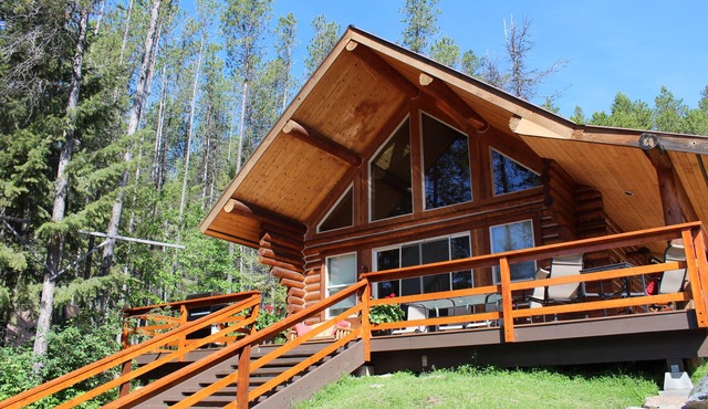 1 BR+ Loft, Log Cabin With Lakeview, Sleeps 4, 5 mins to Glacier