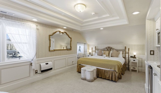 1-br Penthouse suite in Boutique B&B (spacious w king bed + spa amentities)