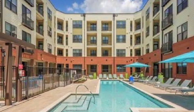 1 BR Rental Unit* W/Skyline View* Free Parking
