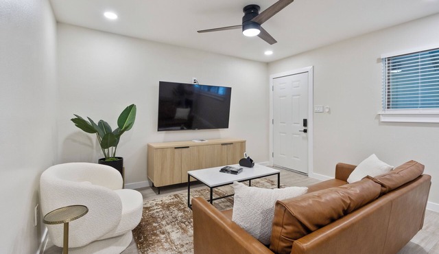 1 BR Sanctuary in the Heart of Montrose, Luxury Suite Minutes from Med Ctr & DT