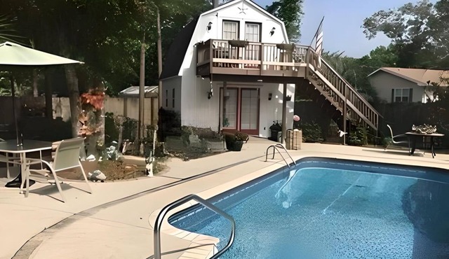 1 BR Studio/Cottage with Pool & Golf Cart/Near Beach