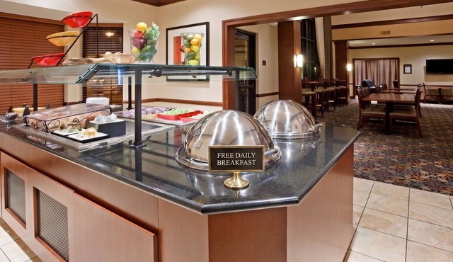 1-BR Suite With Two Double Beds & Full Kitchen