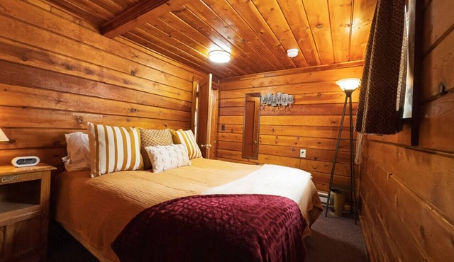 1 BR w/futon-short walk to lake