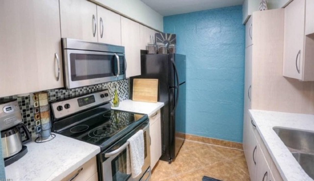 1 BR w/ parking - 5 Minute Drive to Old Town! (on First Floor)