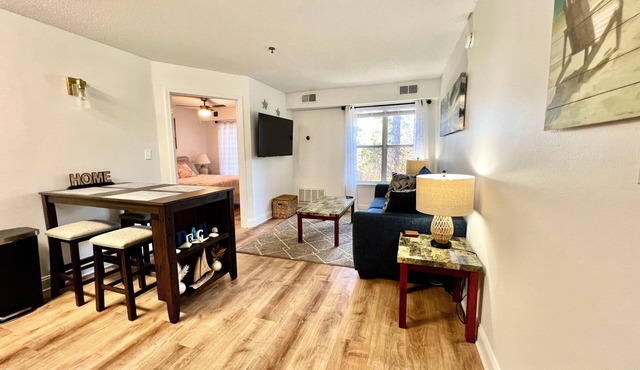 1 BR Walk to Shops, pool & Restaurants, 5 min to Beautiful Beaches! Full Kitchen