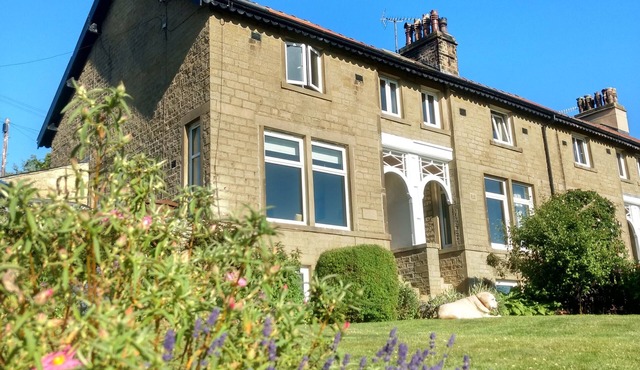 1 BRIDGE END & GARDEN, pet friendly in Grassington