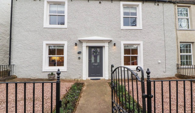 1 BROOKSIDE, pet friendly, with a garden in Warcop