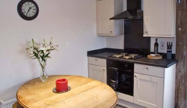 1 CABIN KNOLL, family friendly, luxury holiday cottage in Calwich