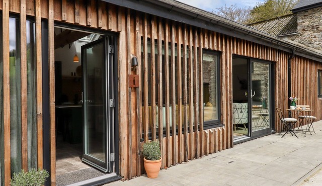 1 CADDAFORD BARNS, pet friendly, with open fire in Buckfastleigh