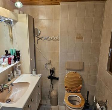 1 chambre jaune dans une maison privé