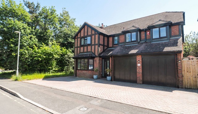 1 CHARLOTTE CLOSE, family friendly in Talbot Village, Poole