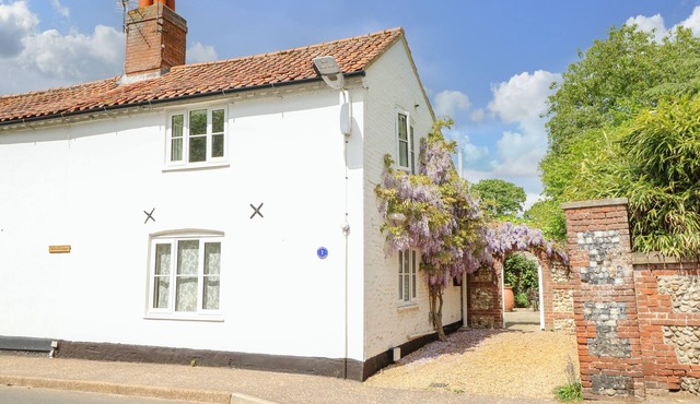 1 CHELSEA COTTAGE, character holiday cottage in North Elmham