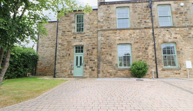 1 CLAIRE HOUSE WAY, pet friendly, with a garden in Barnard Castle
