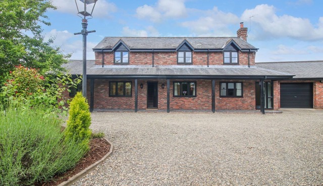 1 CLARKES LANE, pet friendly, with hot tub in St Martins