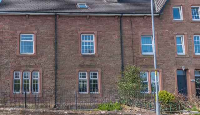 1 CLEATOR GATE, pet friendly, character holiday cottage in Cleator