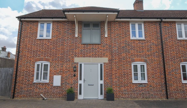 1 COCONUT COTTAGE, LONG MELFORD, pet friendly in Long Melford