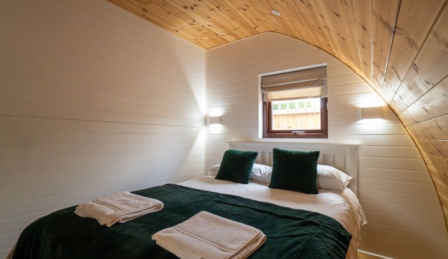 1 Cosy Cabin at 15th C Pub