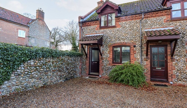 1 CROWLANDS COTTAGES, family friendly, with a garden in Holt