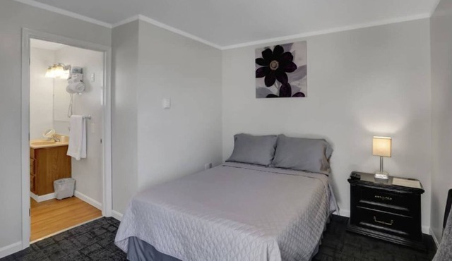 1 Dbl Bed at Halifax Inn - Pet Friendly