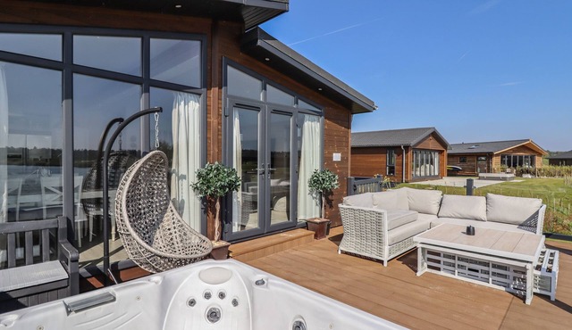 1 DELAMERE POINT, character holiday cottage in Delamere