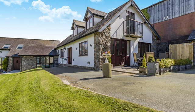 1 Derw Cottages - Four Bedroom House, Sleeps 8