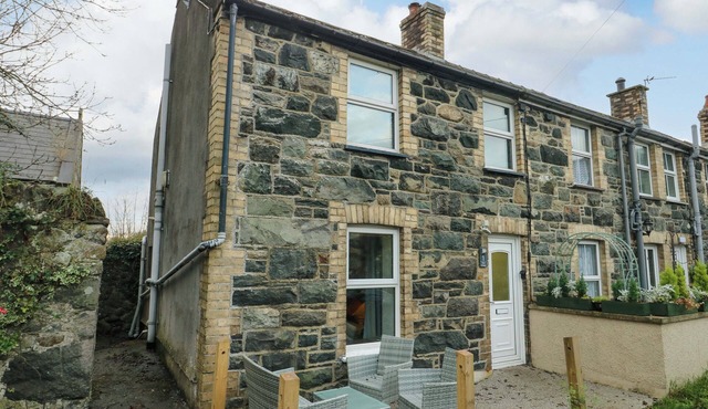 1 DINAS COTTAGES, pet friendly, with open fire in Bontnewydd, Gwynedd