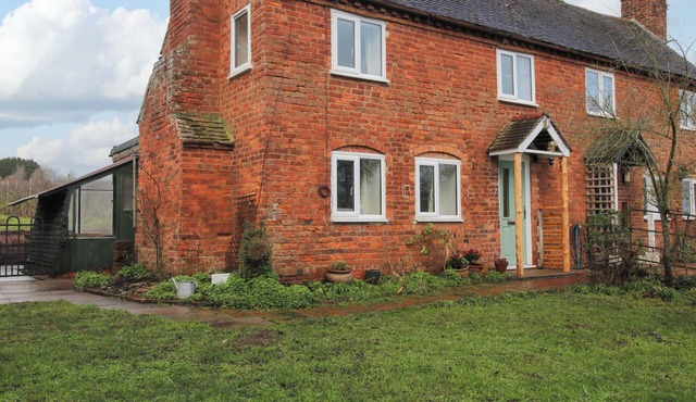 1 DINGLE COTTAGE, pet friendly, with open fire in Great Witley