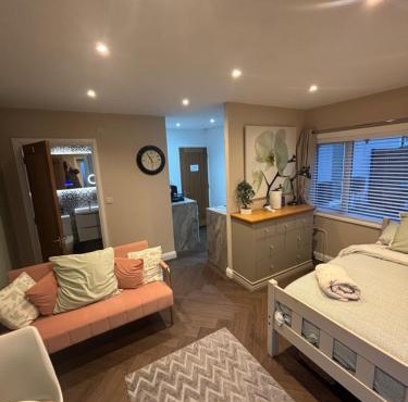 1 double bed studio with private access and parking