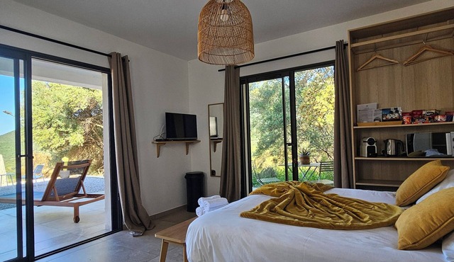 1 Double Room 2 pers, Residence Casa Pian d'Olmo/Double Room - L'Albitru